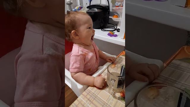 Есения самостоятельно пьёт из кружки. смотреть онлайн
