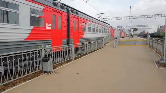 Эт2м 056 проезжает платформу Кушелевка без остановки. смотреть онлайн