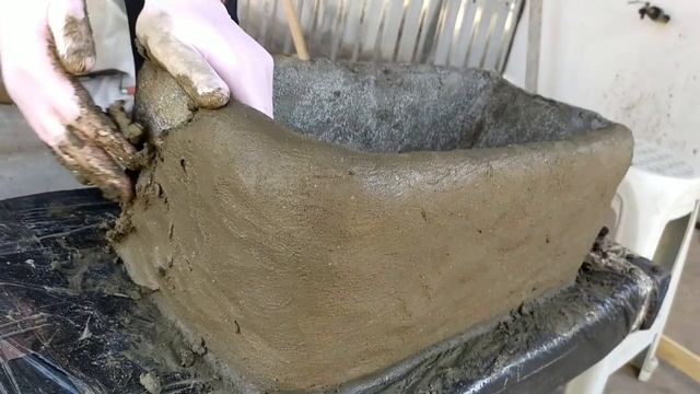 Цветочная клумба из ПЛАСТИКОВОГО ЯЩИКА и ЦЕМЕНТА своими руками HANDMADE FLOWER смотреть онлайн