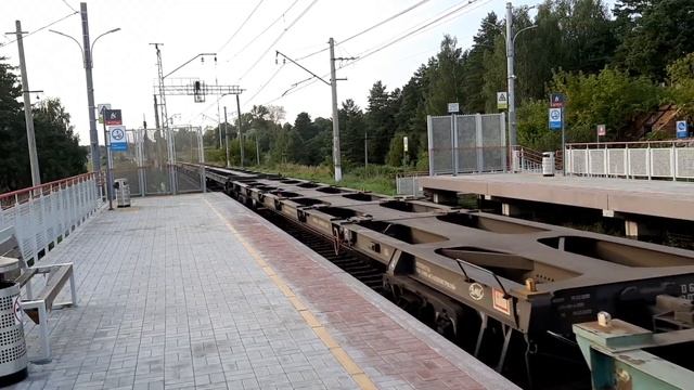 Торчащие из кабины ноги) ВЛ11-706 с грузовым поездом на о.п. Акри смотреть онлайн