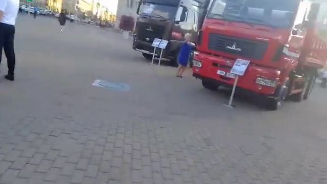 Белорусская техника на Октябрьской площади г.Минска . смотреть онлайн