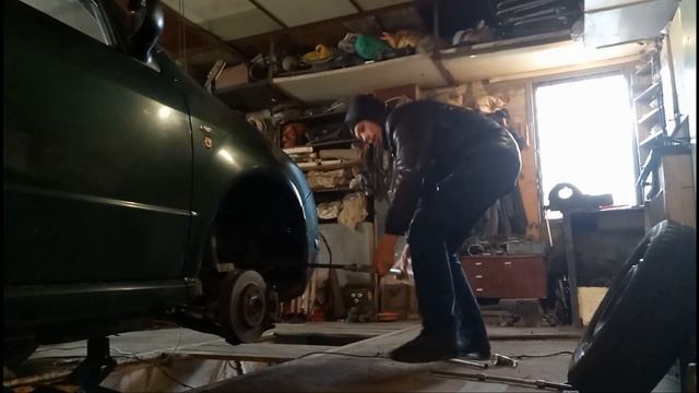 КАК ОТКРУТИТЬ БОЛТ (ГАЙКУ) ШКИВА КОЛЕНВАЛА смотреть онлайн