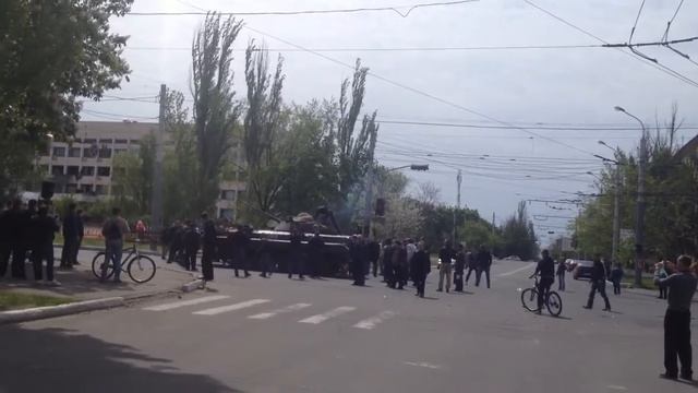 Мариуполь 09.05.2014 - люди возле горсовета не пускают бмп смотреть онлайн