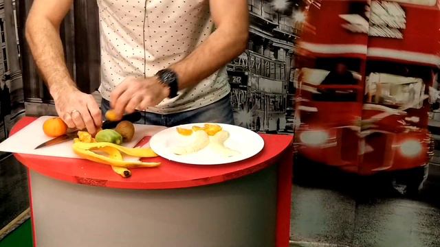 Мужчина на кухне. Необычный десерт. смотреть онлайн