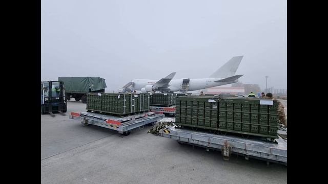 В Киев прибыл грузовой самолёт ВВС США. смотреть онлайн