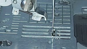 В швейной машине Brother игла упирается в игольную пластину, ломает иглы.