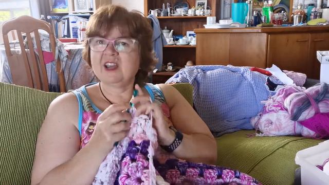 Day 147 Crocheting another round on a Giant Pink and Purple Hug. смотреть онлайн