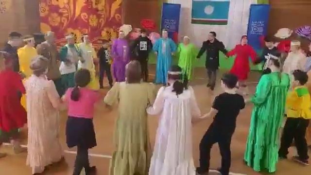 День Республики в селе Саныяхтах. Круговой танец Осуохай, посвящённый 100 - летию ЯАССР. смотреть онлайн
