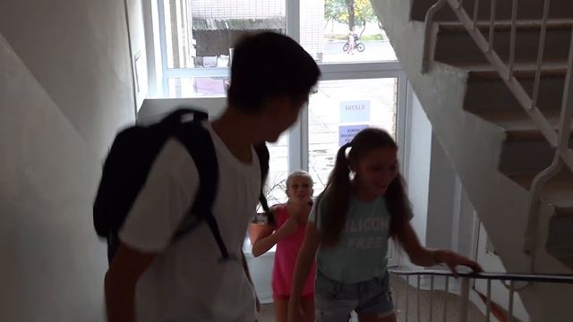 ПРОБРАЛИСЬ В ШКОЛУ!!!ОБМАНУЛИ ОХРАННИКА!!!! смотреть онлайн