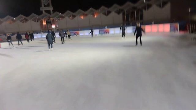 Куда мы должны стремиться в нашем возрасте ??🍏катаемся на коньках!🍏Сокольники! Москва! смотреть онлайн