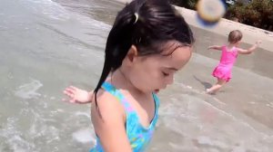 Babies have fun on the beach/Девочки играют в воде