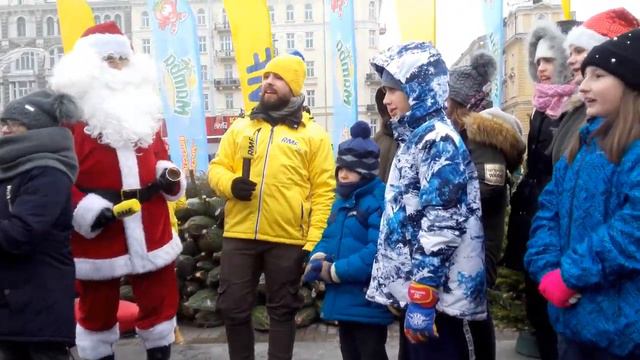 Ване дали елку бесплатно и без очереди !! Подарки!! Счастливы )) смотреть онлайн