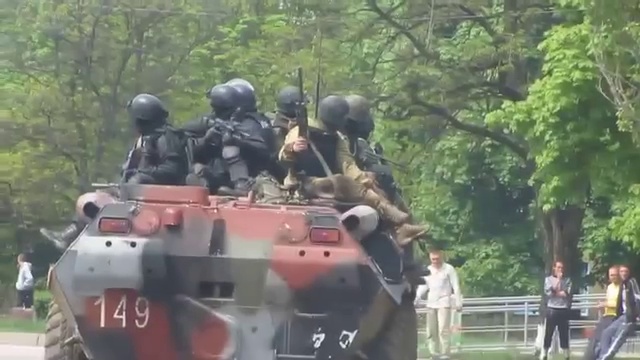 03 05 2014 Краматорск Каратели хунты в городе Батюшка разруливает ситуацию смотреть онлайн