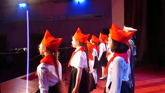 из-за кулис "Бескозырка белая" смотреть онлайн
