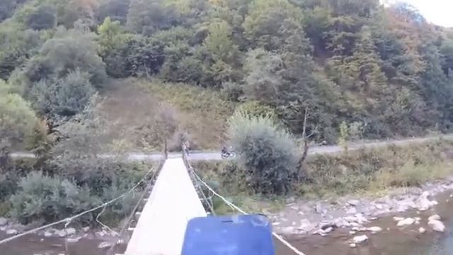 На мотоцикле по подвесному пешеходному мосту смотреть онлайн