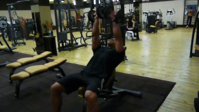 Избутване на дъмбели от полулег за гърди