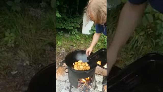 Печеная картошка в жареном луке смотреть онлайн