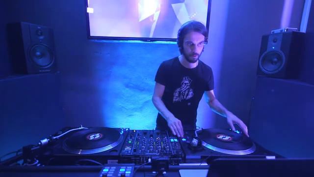 Steve Bug plays Joseph Vier, Lawrence Casal - "How I Do It" @ DJ Mag HQ смотреть онлайн