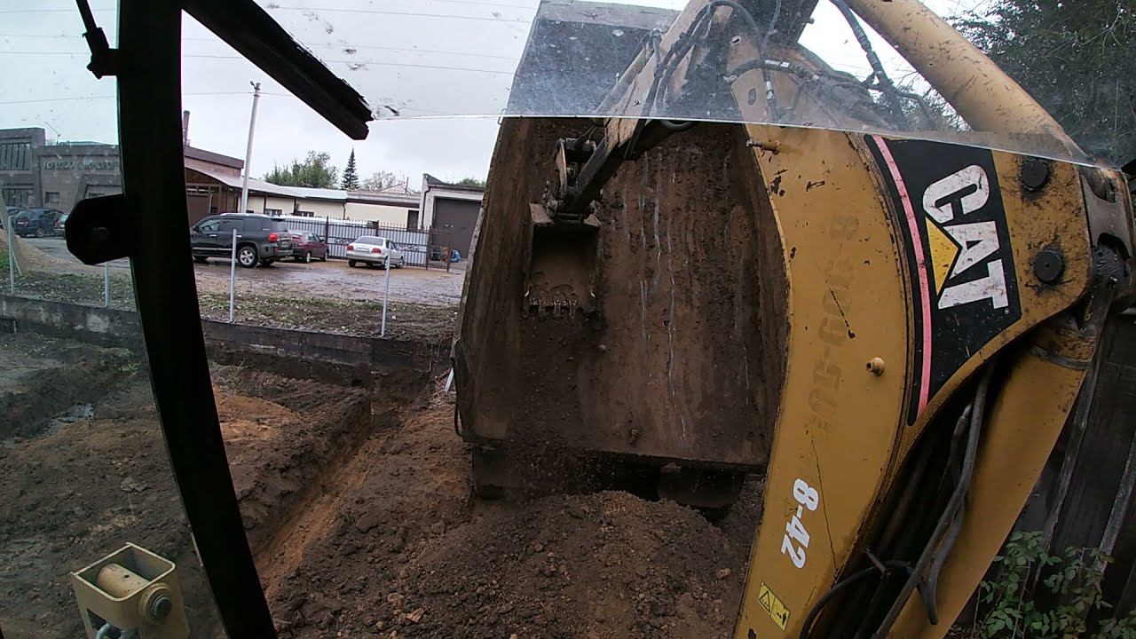 Для чего чешут кузов самосвала ? Работа экскаватора-погрузчика CATERPILLAR смотреть онлайн
