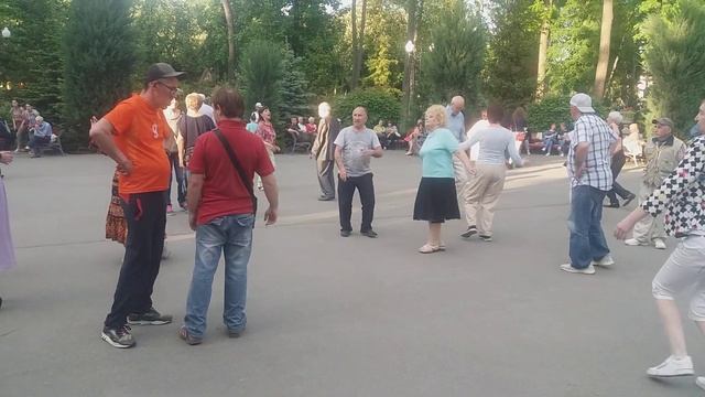 Харьков, танцы в парке; Разборки после потасовки. смотреть онлайн