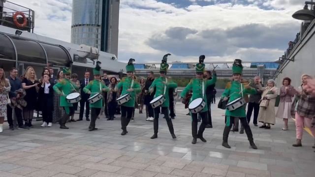 Шоу Барабанщиц EMOTION встречает юбиляршу на причале у корабля! смотреть онлайн