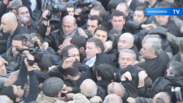 Противники Саакашвили сорвали его выступление смотреть онлайн