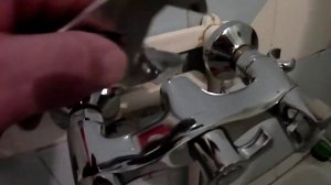 Установка смесителя в ванной. Замена старого крана. Быстро и просто.  Guru from the USSR.