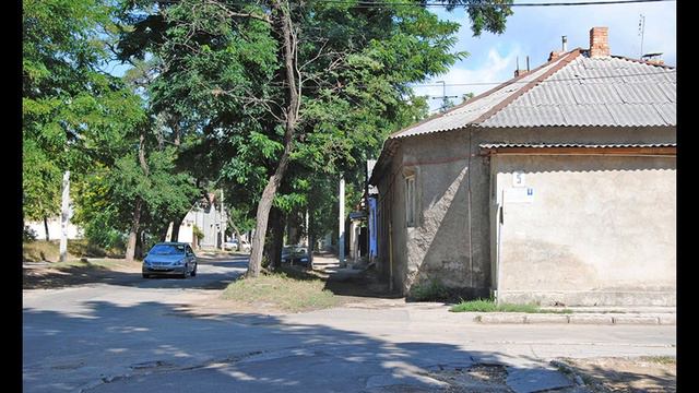 -Любимый мой дворик- .автор Виктор Резников ..песня исполнялась многими певцами -- смотреть онлайн