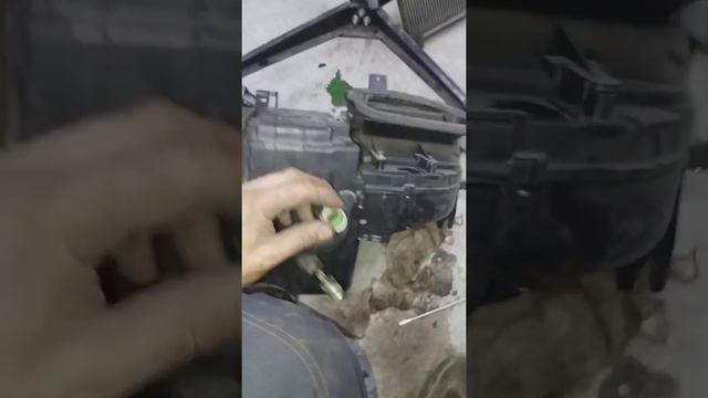 Замена радиатора печки Nissan Cube AZ10 смотреть онлайн