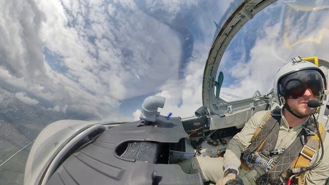 Красивый тренировочный полет на L-29 Delfin смотреть онлайн