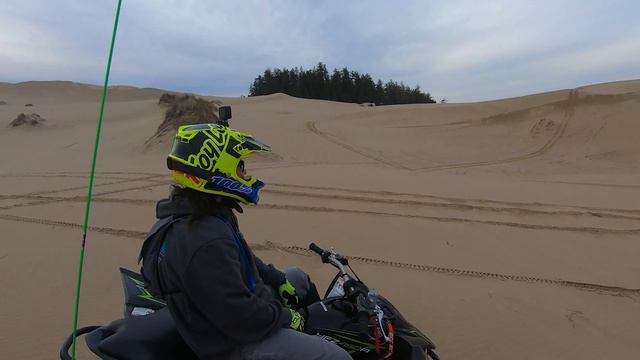 OR sand dune ride- 14 yr old HITTING H-U-G-E JUMPS смотреть онлайн