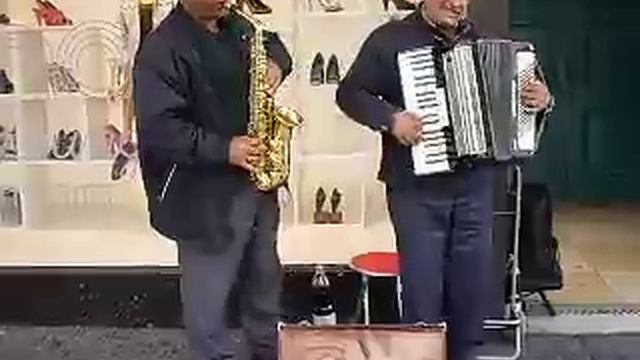 Saxophone and Accordion Duo in Henry Street 1st Sep 2009 смотреть онлайн