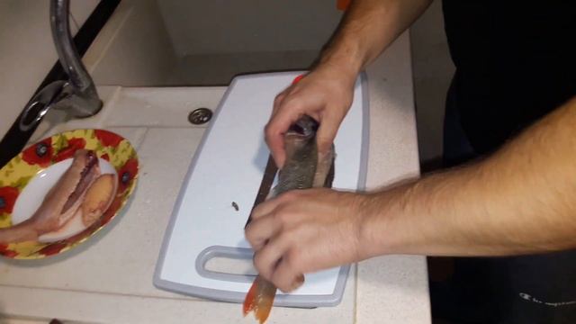 Быстрая чистка окуня по-сибирски!!!! смотреть онлайн