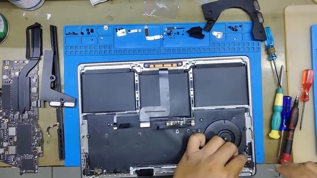 Macbook Pro 13inch 2020 A2289 water damage + keyboard replacement смотреть онлайн