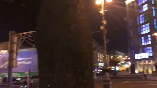 Крещатик и яркий ЦУМ, вокруг которого отдыхают киевляни, Киев, Украина, 2018 год смотреть онлайн