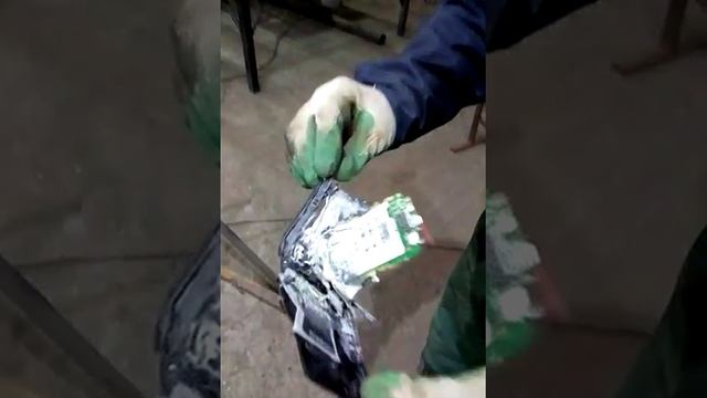 //Что будет?/если положить телефон под молот/ смотреть онлайн