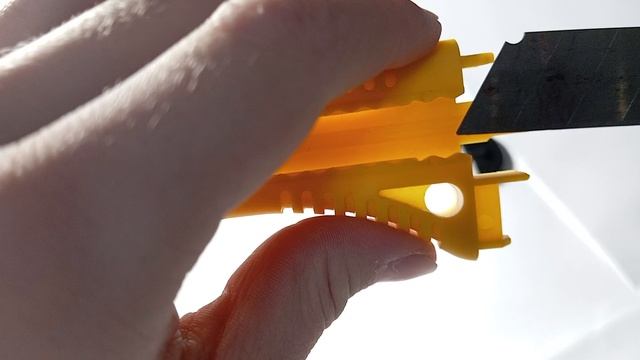 как поменять лезвие на канцелярском ноже