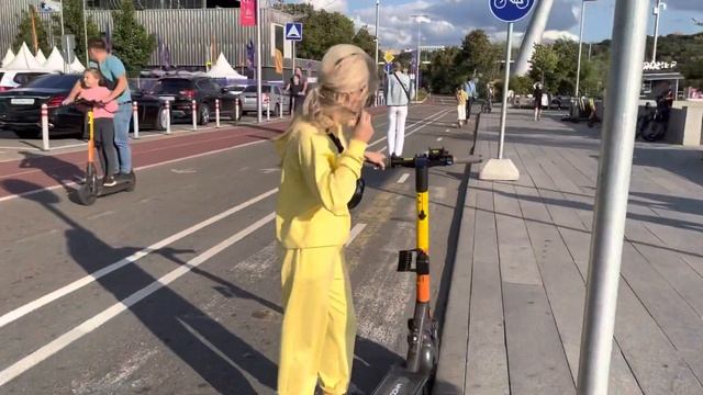 Прокатились на электро самокатах по Москве. Как я провожу свободное время. Кикшеринг. Влог.