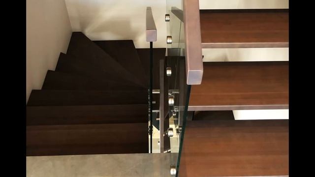 Лестницы на тетивах с деревянными ступенями и перила из стекла смотреть онлайн