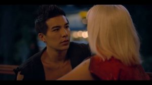 Два лучших друга играют в виртуальную игру, в которой они становятся не просто друзьями