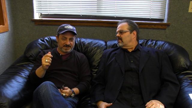 Greg's Big Black Couch with Kevin Pollak смотреть онлайн