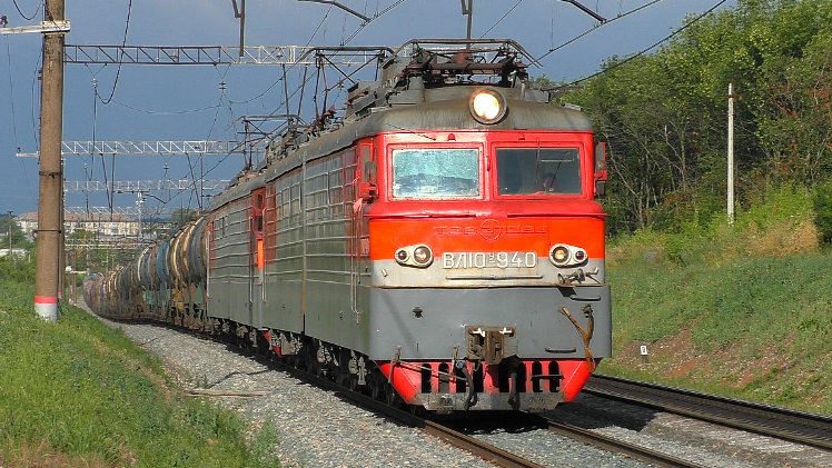 "Двойная тяга" ВЛ10У-940/192 штурмует подъем с грузовым поездом и приветливым машинистом смотреть онлайн