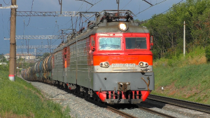 «Двойная тяга» ВЛ10У-940/192 штурмует подъем с грузовым поездом и приветливым машинистом