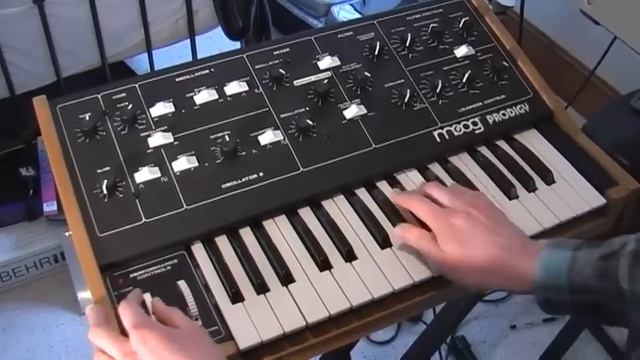 Moog Prodigy synthesizer demo смотреть онлайн