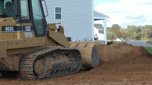 CAT 963C Loading Dirt into a Dump Truck смотреть онлайн