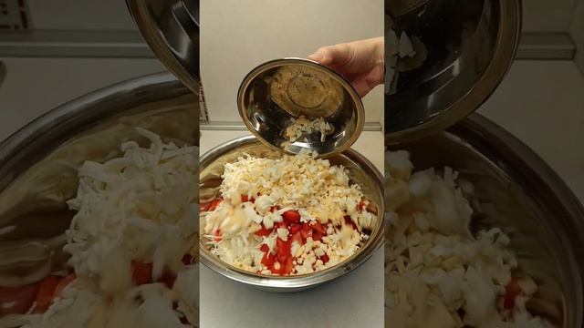 Салат с капустой и плавленным сыром.
