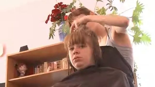 Воспитанникам приюта сделали модные прически смотреть онлайн