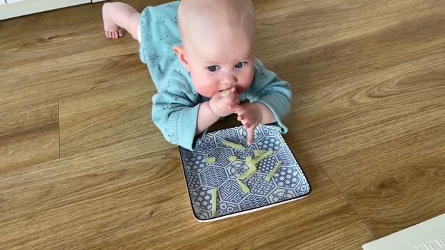 Даю огурец брусочками, скоро второй зуб, длинные сны, снова заплелась | влог 22 смотреть онлайн