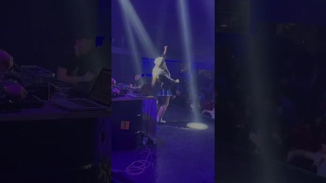 Лэйна выступает в Москве🥰 Весь зал поёт песню «Аерылмагыз» смотреть онлайн