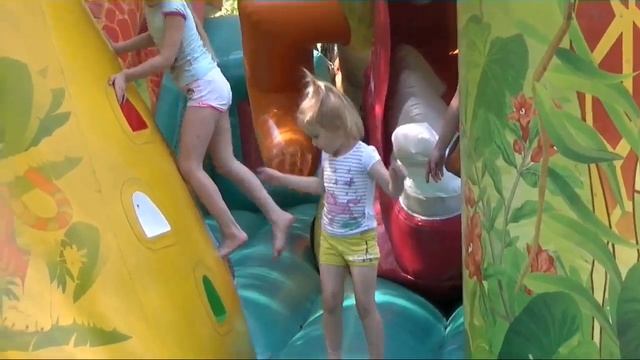 ДЕТИ ОТРЫВАЮТСЯ //КАЧЕЛИ ,БАТУТ И ПИЦЦА смотреть онлайн